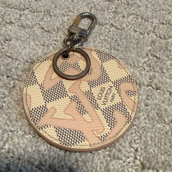 Louis Vuitton Pink and Gold Keychain - Picture 2 of 5